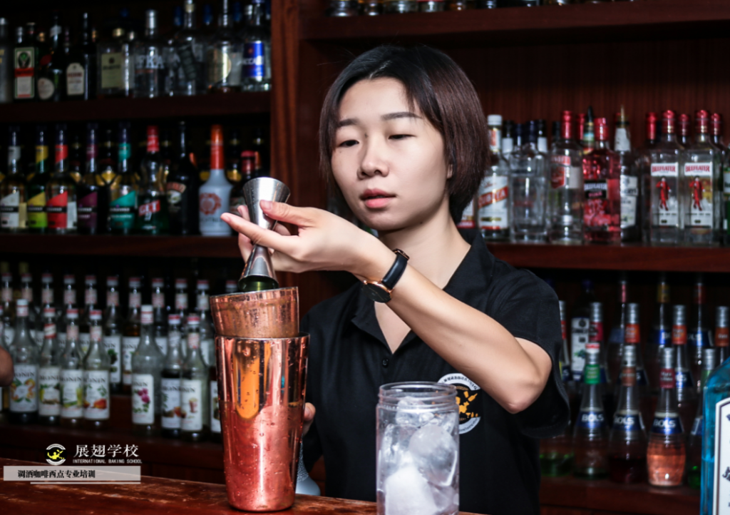 調(diào)酒師培訓學校多少錢學費？